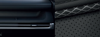 Juodos odos interjeras (NNB): juodos odinės sėdynės su juodomis siūlėmis, juodas prietaisų skydelis, juodos spalvos durų apmušalai, juodai susiūta pavarų rankenėlė ir porankis, pilkos lubos ir juoda grindų danga