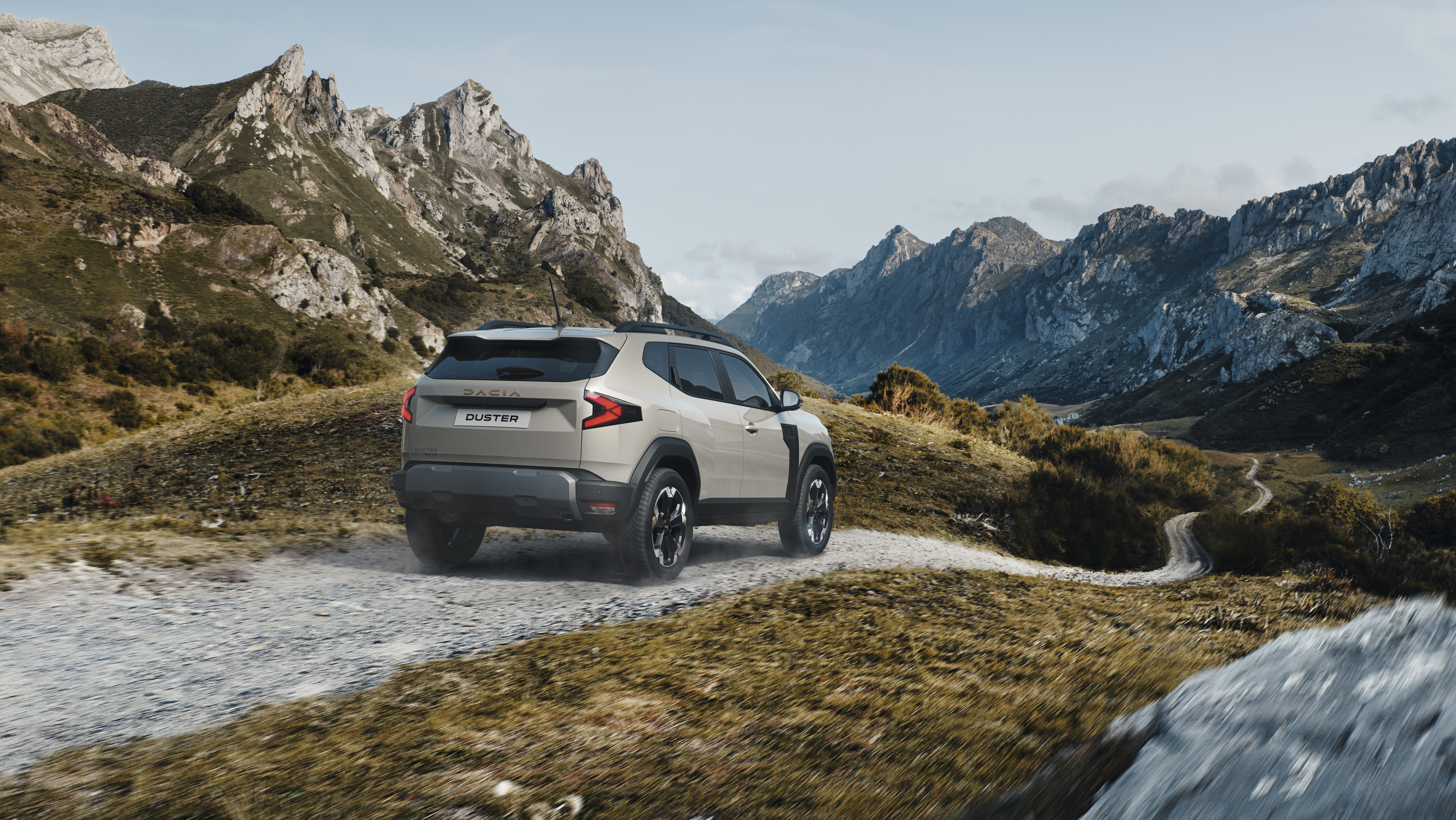 Dacia Duster važiuoja link kalnų