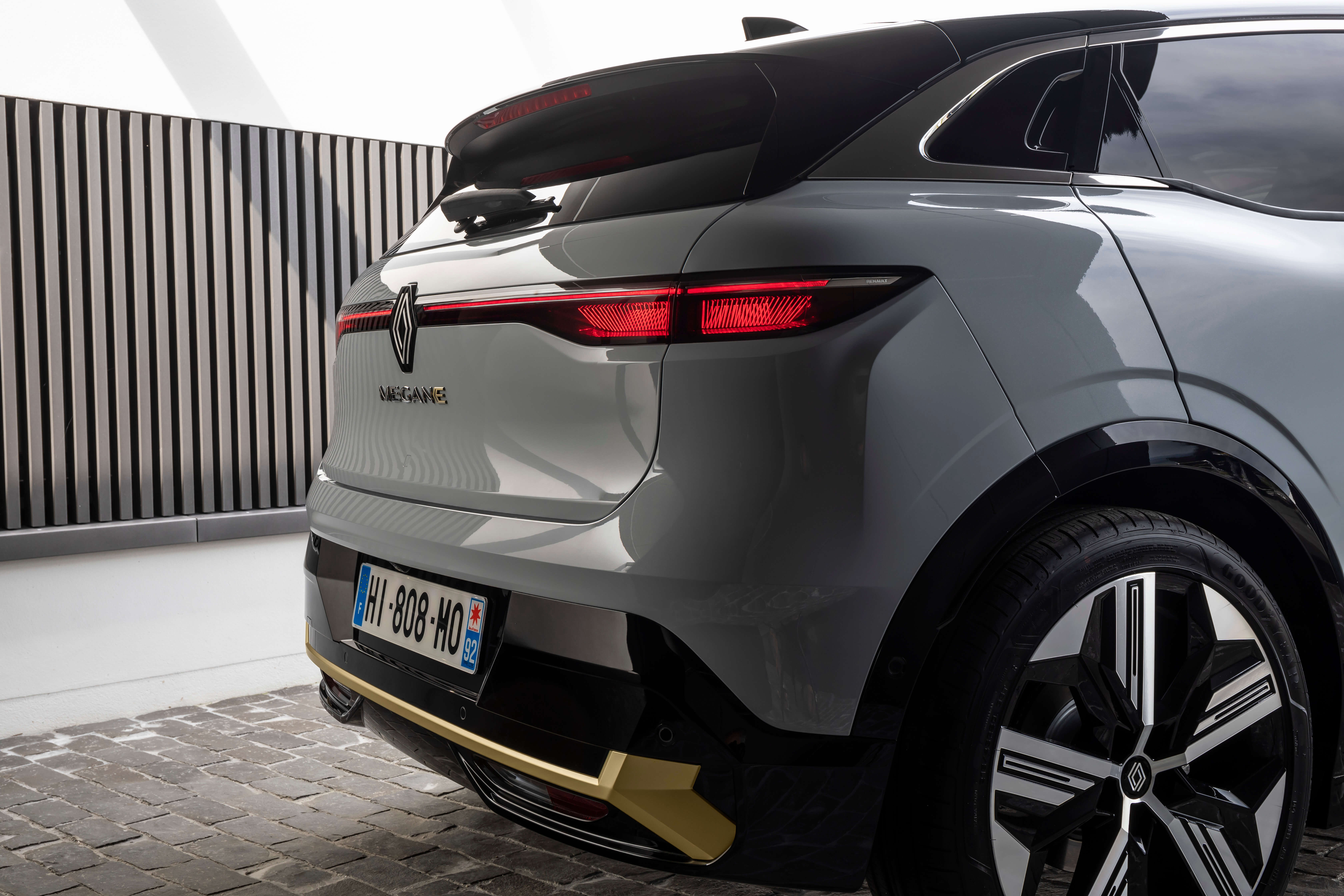 Pilko visiškai elektrinio Renault MEGANE E-TECH Electric galinės dalies vaizdas trijų ketvirčių kampu
