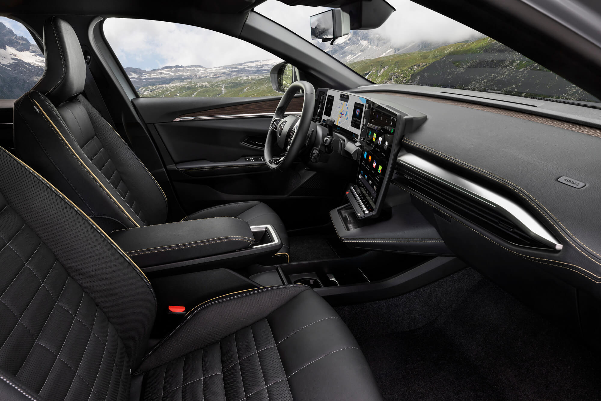 Visiškai elektrinio Renault MEGANE E-TECH Electric su napos odos sėdynėmis interjero vaizdas, matomas iš keleivio pusės