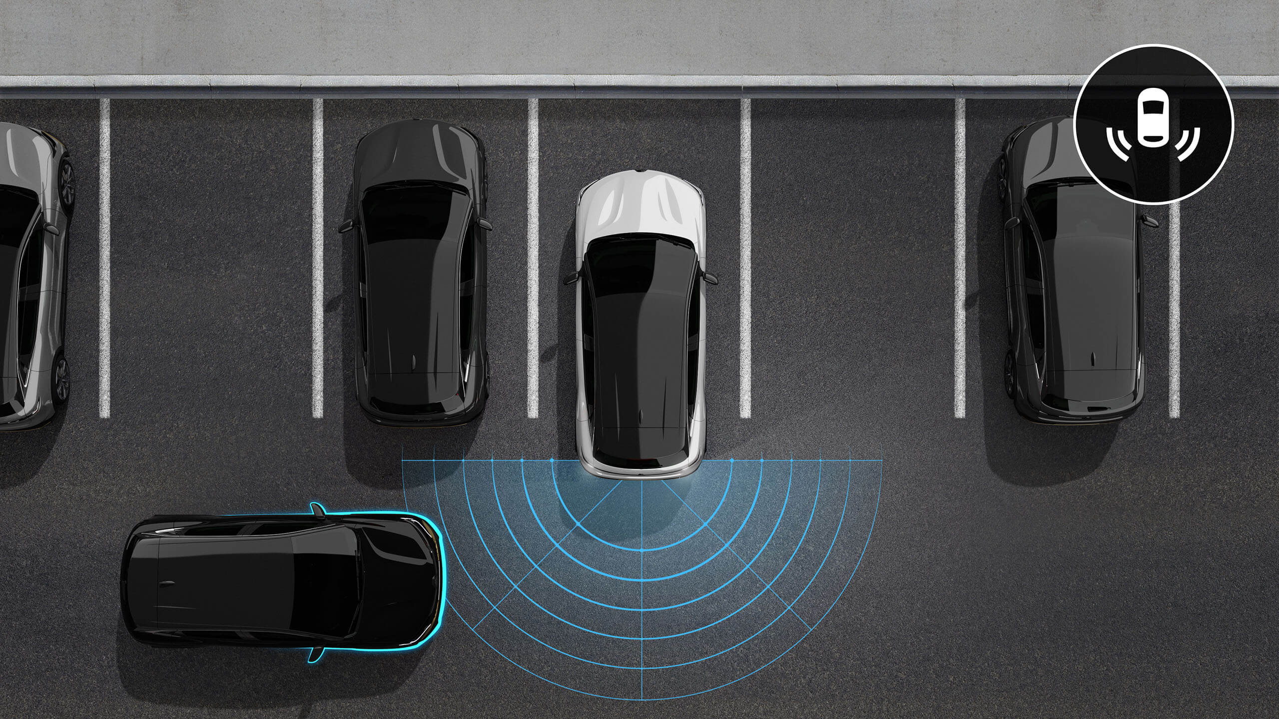 Grafinė iliustracija vaizduoja baltą visiškai elektrinį Renault MEGANE E-TECH Electric išvažiuojantį iš stovėjimo vietos atbuline eiga, avarinio stabdymo važiuojant atbuline eiga sistema aptinka kliūtį