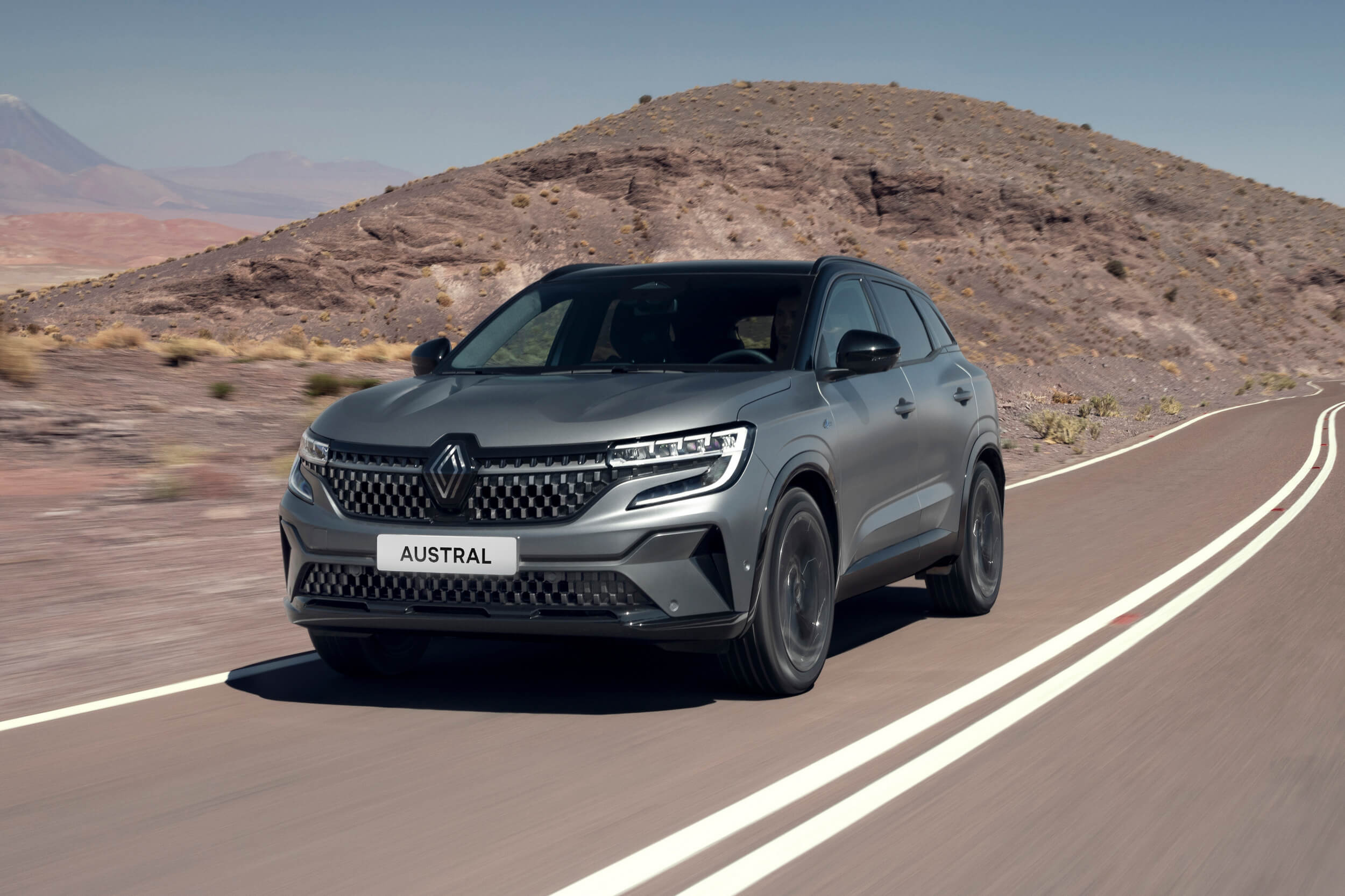 Pilkas Renault Austral Esprit Alpine visureigis važiuoja keliu per dykumą