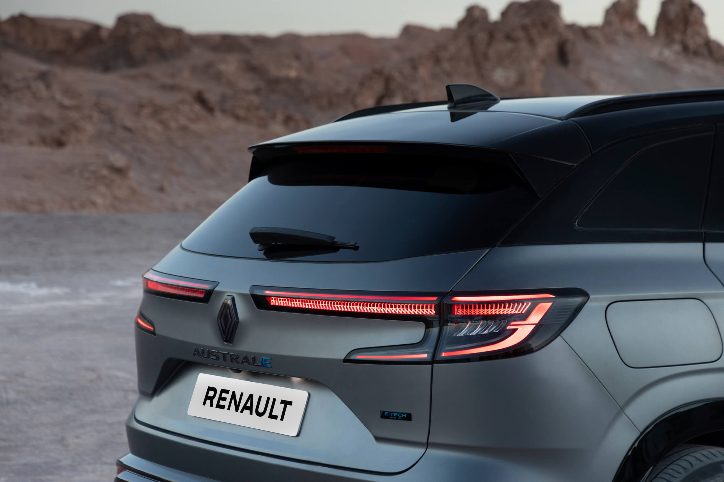 Pilkas Renault Austral Esprit Alpine hibridas, matoma galinė dalis su E-Tech full hybrid emblema