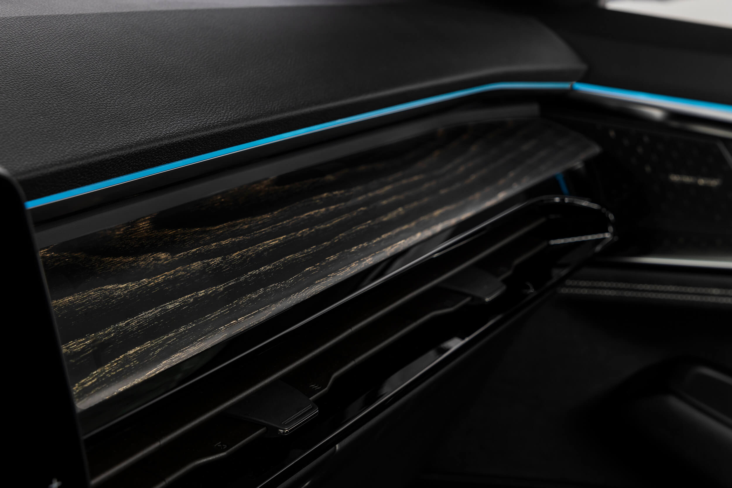 Renault Austral visureigio interjero detalės: LED foninio apšvietimo juosta ir natūralios medienos apdaila