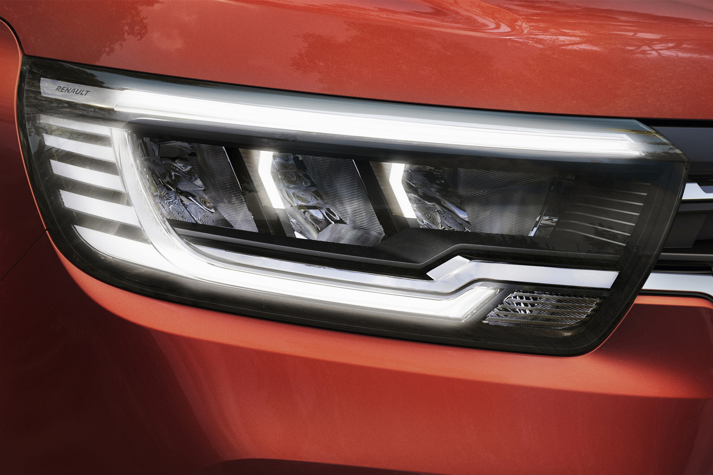 „Full LED“ priekinis Renault KANGOO žibintas su įjungtomis dienos šviesomis iš arti