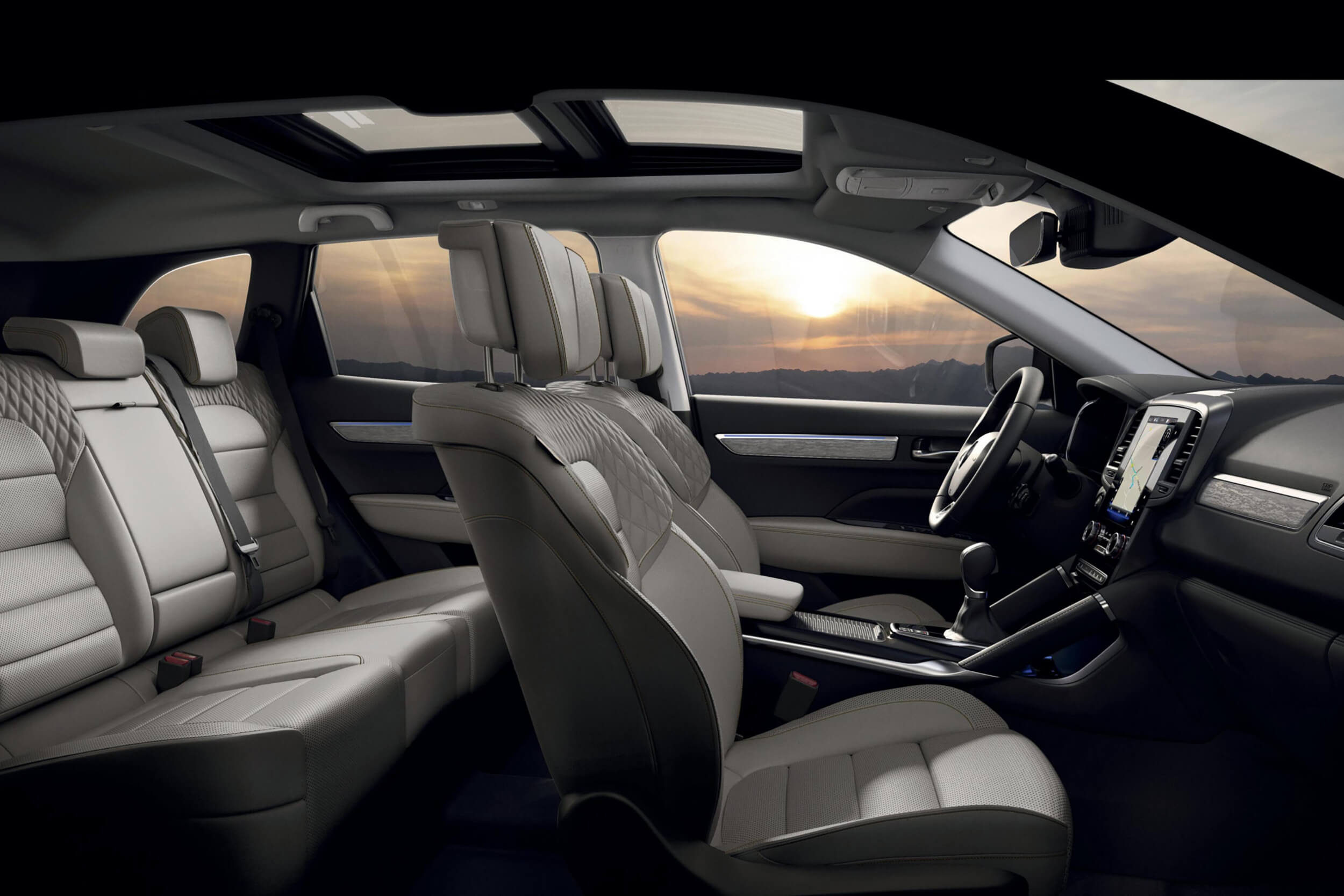 Platus visureigio Renault Koleos interjero su šviesios odos sėdynėmis vaizdas iš šono