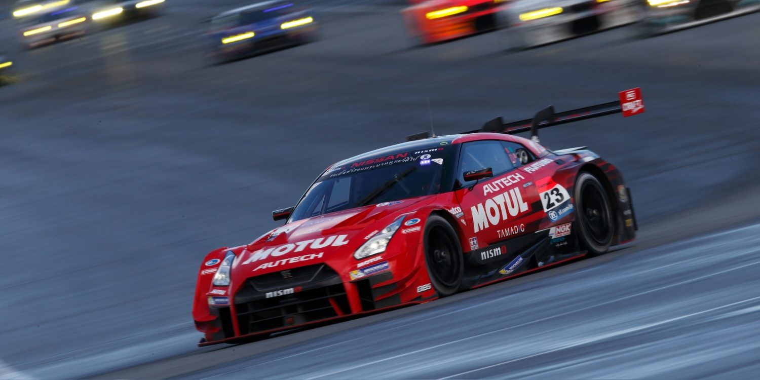 „Nissan GT-R NISMO GT3“ vaizdas iš priekio lenktynių trasoje