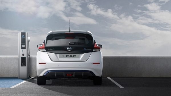 „Nissan“ elektromobilių įkrovimo stotelė