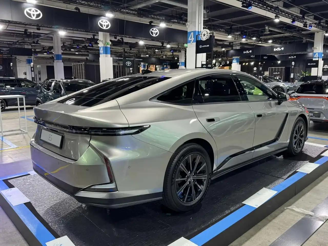 Фото Lexus ES Hybrid 2026 позаду Фото Lexus ES Hybrid 2026 позаду