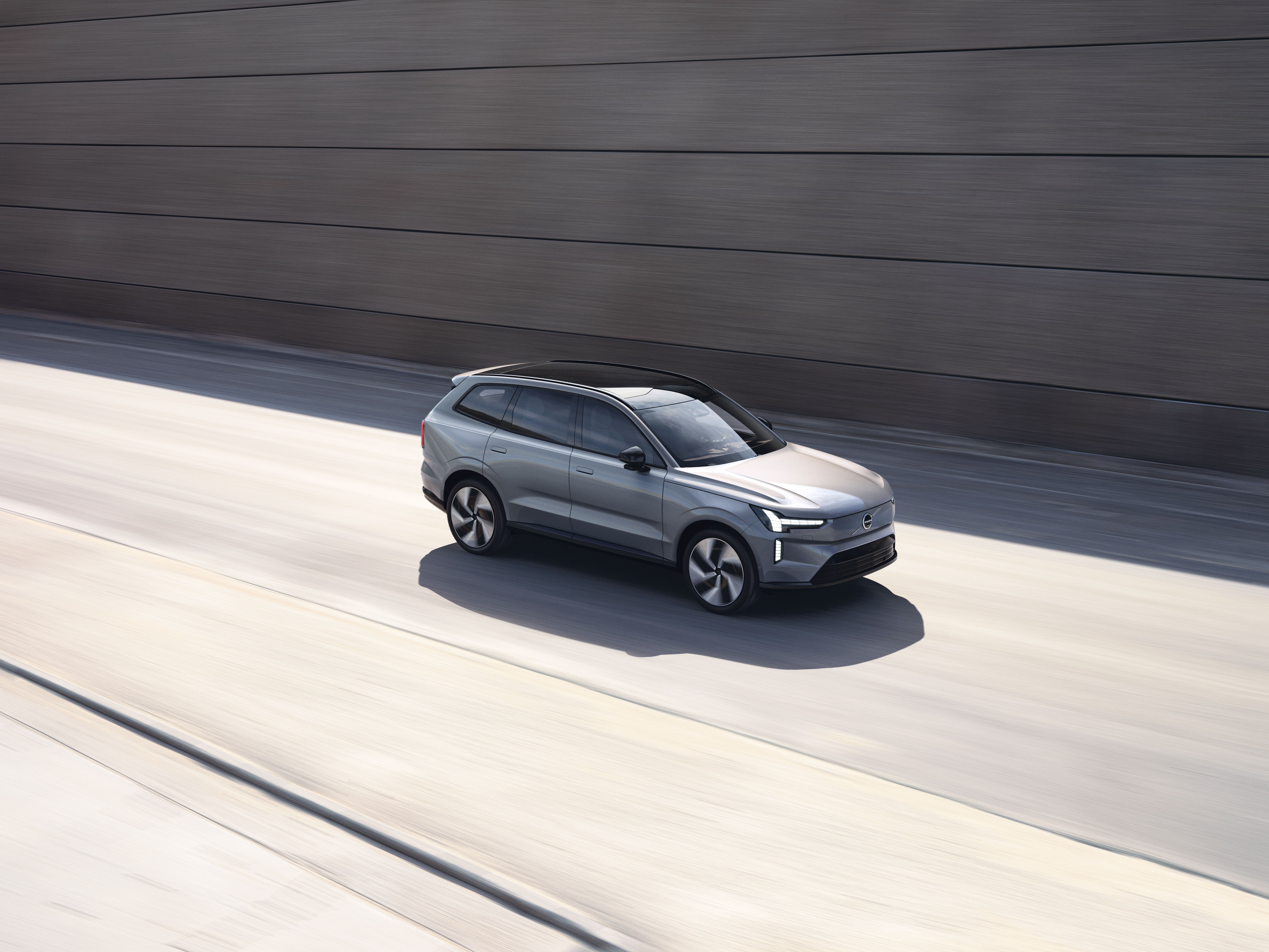 Фото Volvo EX90 збоку