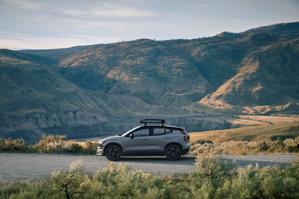 Фото Volvo EX30 Cross Country збоку