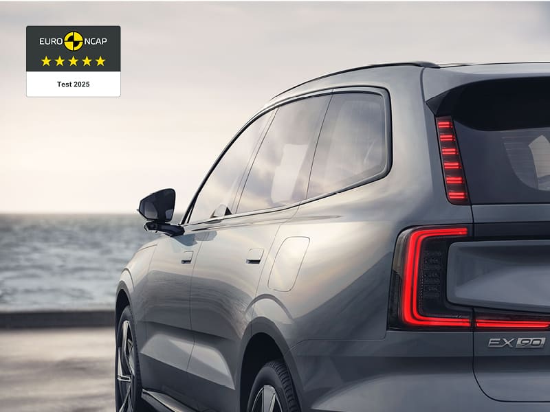 Фото Volvo EX90 ззаду