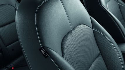 Leather Pack (серый кожаный салон, электрическая регулировка водительского кресла с ячейкой памяти, вентиляция передних кресел)