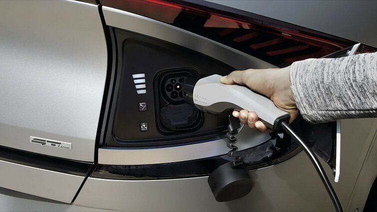 Ateitis persėdus į elektromobilius: į servisus važiuoti reikės rečiau, o garantija galios ilgiau